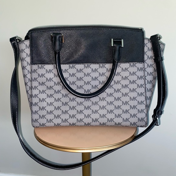 Black Michael Kors Purse! Very lightly used- great condition! - Picture 2 of 5